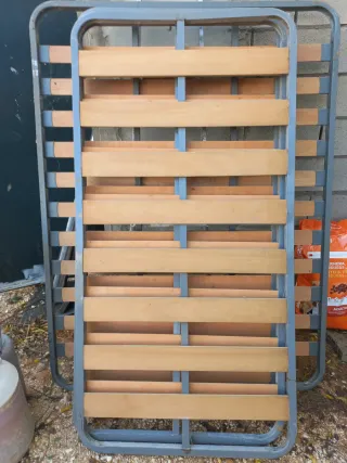 Somier metálico y de madera.