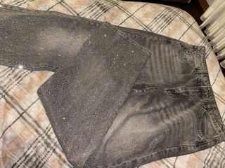 Jeans grigi con brillantini.