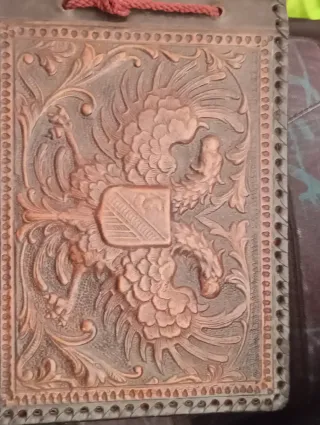 Álbum antiguo con águila y escudo