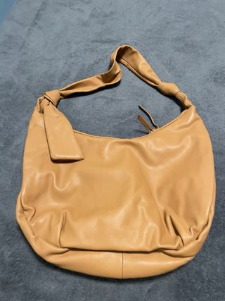 Bolso de la marca Mango tejido Camel