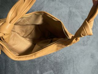 Bolso de la marca Mango tejido Camel