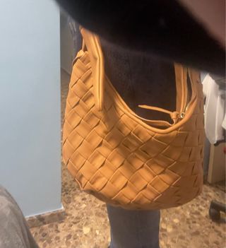 Bolso de la marca Mango tejido Camel