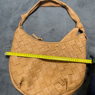Bolso de la marca Mango tejido Camel