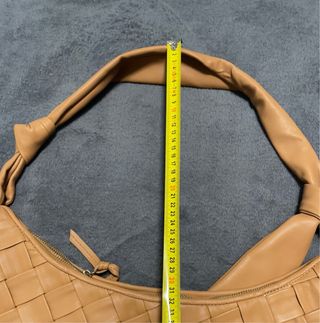 Bolso de la marca Mango tejido Camel