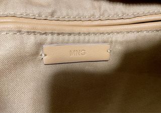 Bolso de la marca Mango tejido Camel