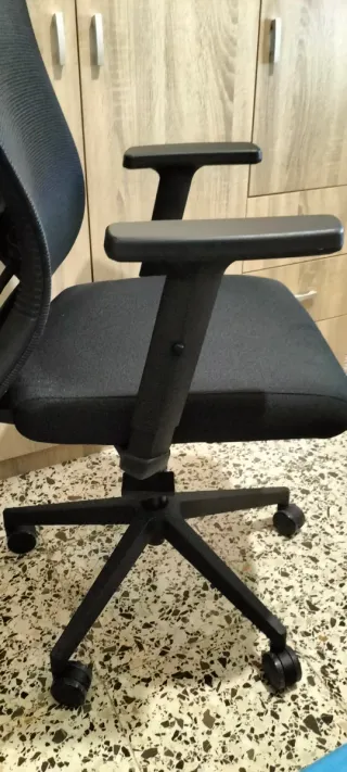 Silla de oficina ergonómica negra