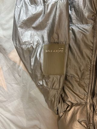 Chaqueta plateada acolchada