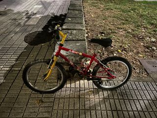 Bicicleta Clásica Roja y Amarilla