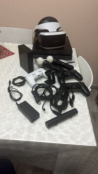 DUE PS4 + Visore VR + 3 Controller + 1 gioco t