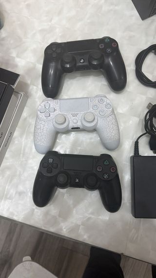 DUE PS4 + Visore VR + 3 Controller + 1 gioco t