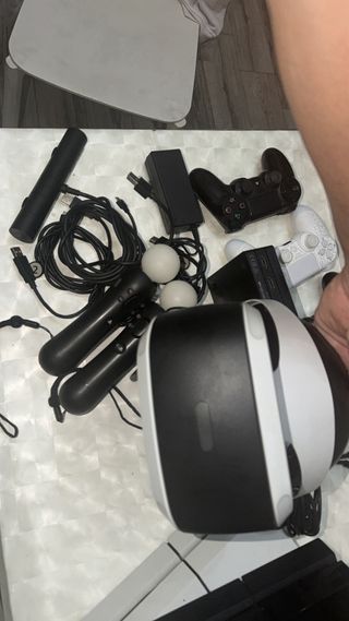 DUE PS4 + Visore VR + 3 Controller + 1 gioco t