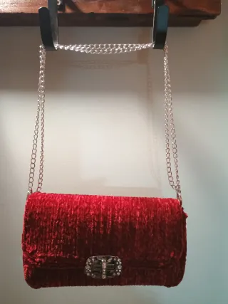 Pochette rossa con chiusura gioiello