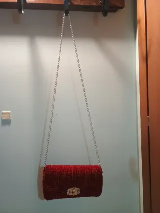 Pochette rossa con chiusura gioiello