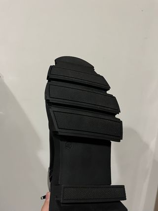 Botas negras con cremallera y suela track