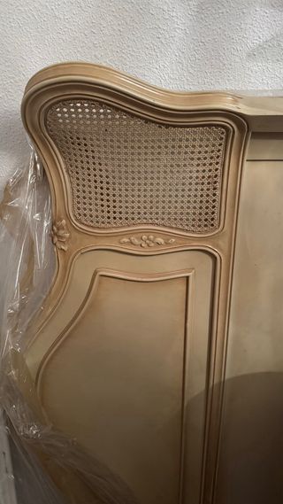 Cabecero de cama beige con ratán