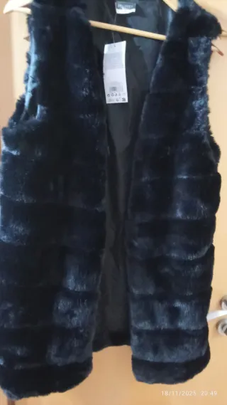 Parka negra de pelo sintético