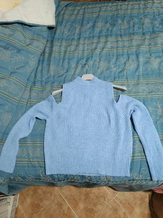 Jersey Bershka hombros descubiertos azul