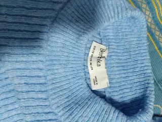 Jersey Bershka hombros descubiertos azul