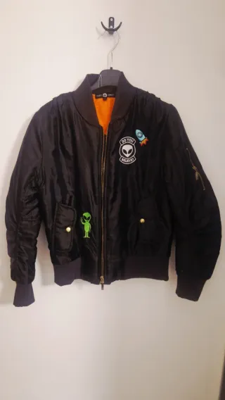 Bomber nera con toppe a tema spaziale