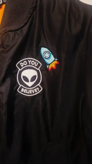 Bomber nera con toppe a tema spaziale