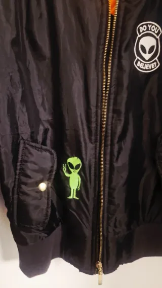 Bomber nera con toppe a tema spaziale