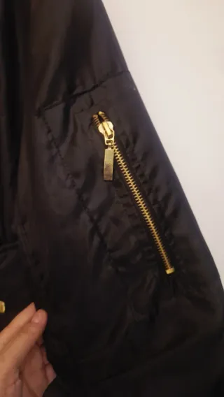 Bomber nera con toppe a tema spaziale