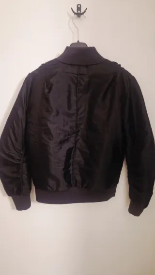 Bomber nera con toppe a tema spaziale