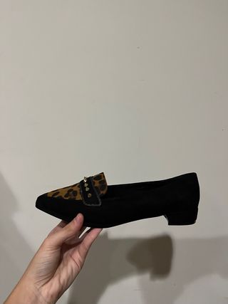 Zapatos planos leopardo y tachuelas talla 38