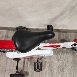 Bicicleta infantil Juguettos blanca y roja