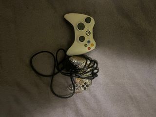 Xbox 360 Bianca con 2 controller e 4 giochi
