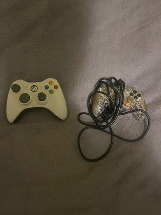 Xbox 360 Bianca con 2 controller e 4 giochi