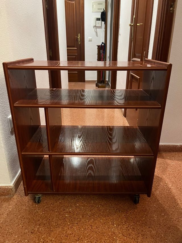 Estantería de madera marrón