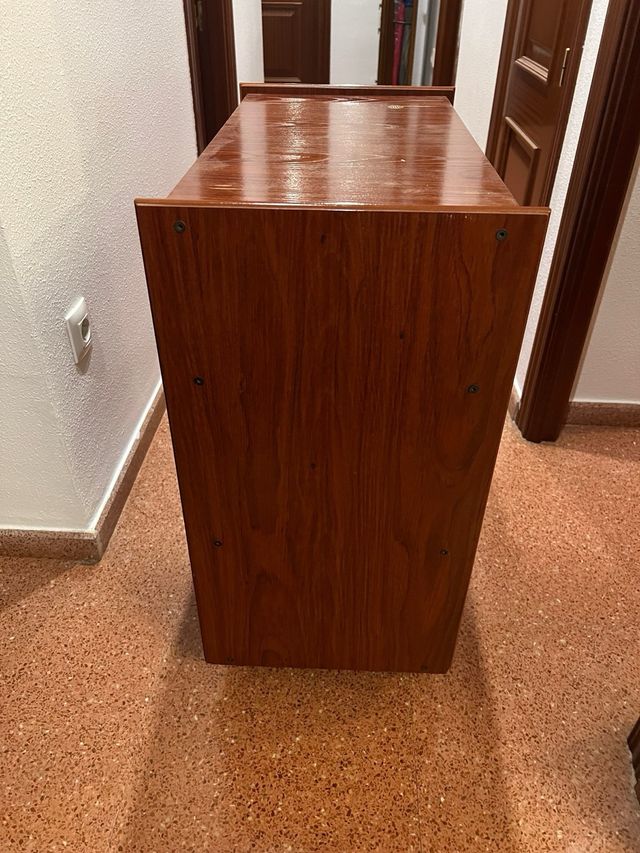 Estantería de madera marrón