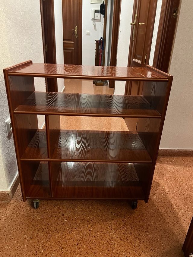 Estantería de madera marrón