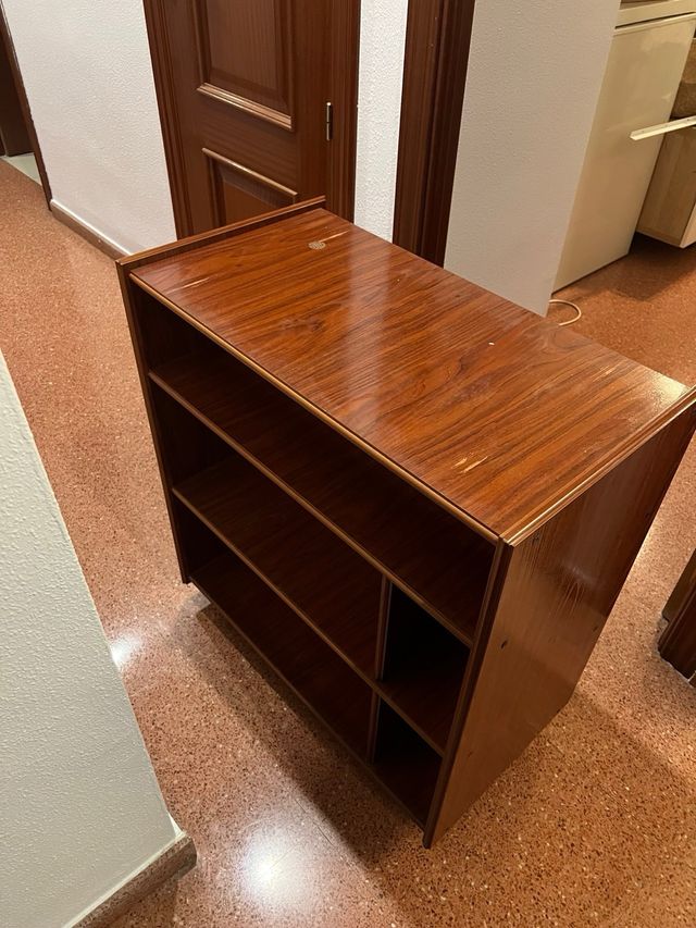 Estantería de madera marrón