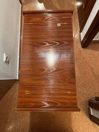 Estantería de madera marrón