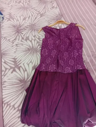 Vestido fiesta morado encaje y lazo