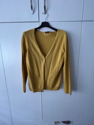 Chaqueta amarilla de punto