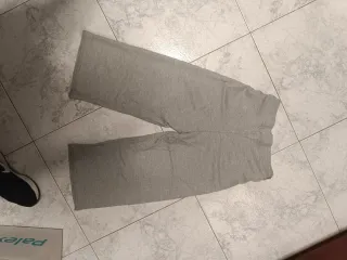 Pantalones grises anchos