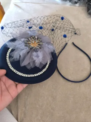 Tocado azul con velo y pedrería