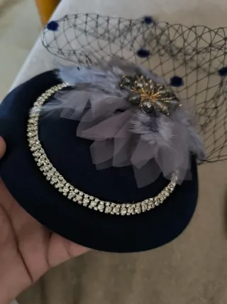 Tocado azul con velo y pedrería