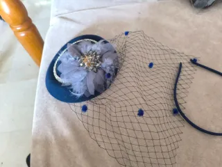Tocado azul con velo y pedrería