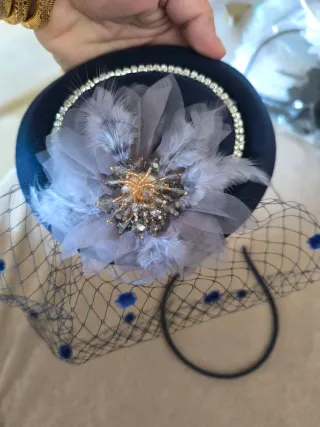 Tocado azul con velo y pedrería