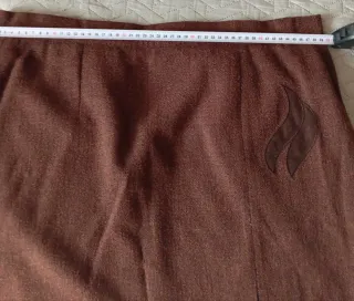 Falda lana marrón detalle frontal