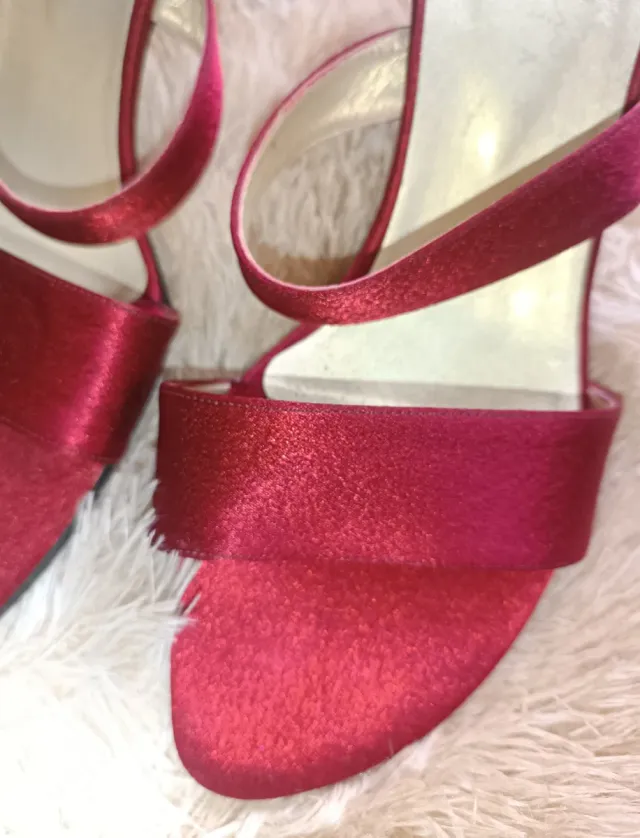 Tacones rojos de tiras