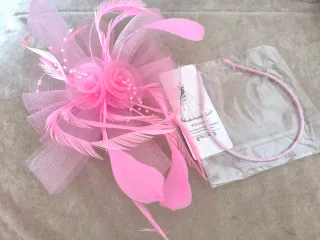 Tocado rosa con plumas y tul