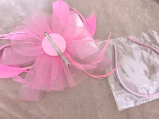 Tocado rosa con plumas y tul