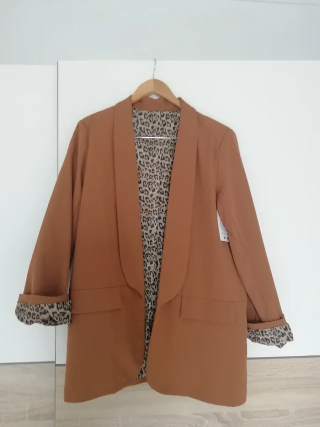 Blazer color caramelo con forro estampado