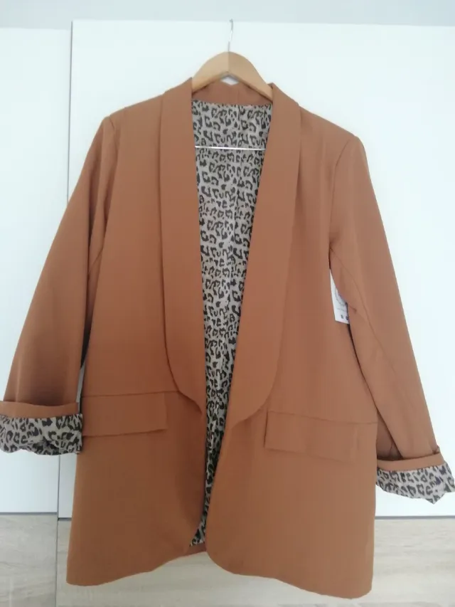 Blazer color caramelo con forro estampado