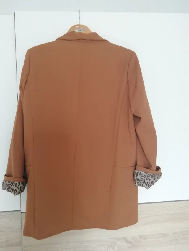 Blazer color caramelo con forro estampado